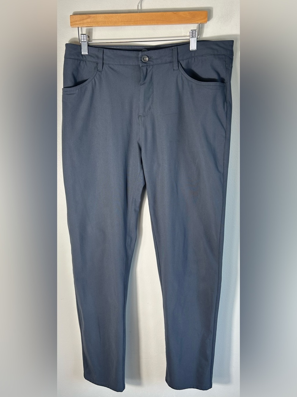 Vuori Meta Pants Men’s 34X31 Charcoal Gray Performance Stretch Chino Commuter